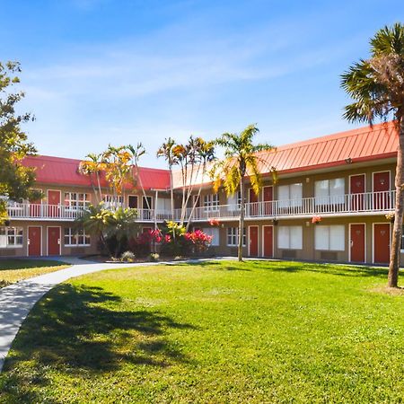 Vero Beach Inn & Suites Vero Beach I-95 (Adults Only) Екстериор снимка